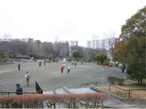 施設の近くには、木々に囲まれた広い公園がある。周辺には散歩に適したコースもたくさんあり、健康増進にもいい環境である。