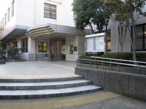 施設の近くには地域の図書館があり、入居者様には読書だけでなく、いろいろな催し物をお楽しみいただける。
