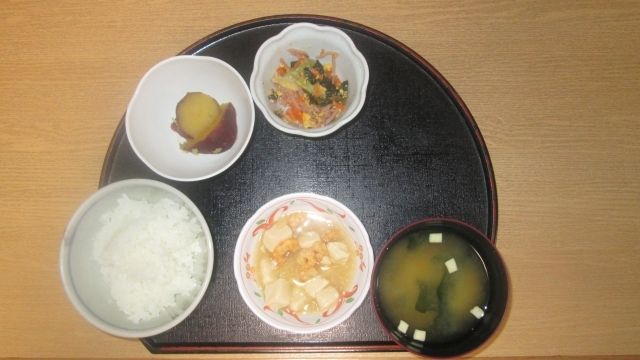 ご飯と味噌汁、おかずが3品付いた献立