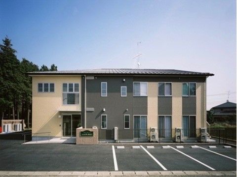 明暗の色２色でで施された、おしゃれな建物である。駐車場も完備されており、車を複数停めることができる。