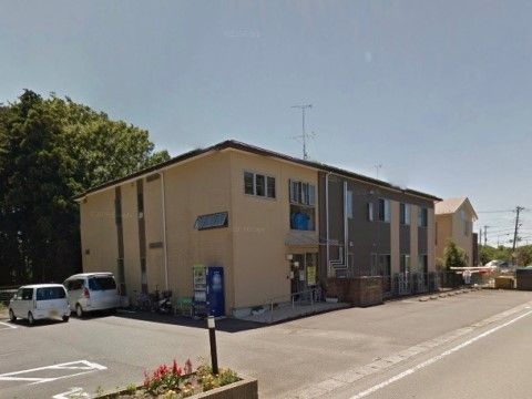 まわりの緑に馴染むデザインの建物である。スロープを降りたところに自動販売機が設置されており、いつでも利用できる。