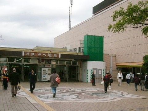 施設の最寄り駅である。駅からはバスを利用することができる。人通りが多く、たくさんの人がこの駅を利用している。