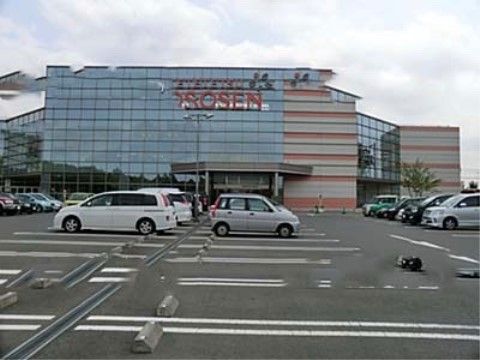大きな駐車場がある大型ショッピングセンター。車を利用して日用品などの買い出しに行くことができるため、とても便利である。