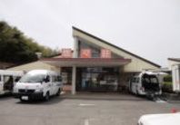 ゆったりとした入口の建物