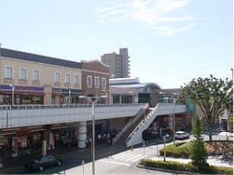 近隣には、利用する乗客の多い大きな駅がある。駅前にはロータリーが整備されており、商業施設も充実して賑やかである。