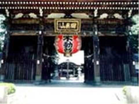 近隣にある名所のひとつである。寺院の巨大な山門が写っている。散策にも適した見どころのある寺院である。