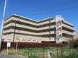 5階建てのマンションのような外観の規模の大きな施設である。広い敷地に駐車場もある。隣には公園があり、開放感がある。