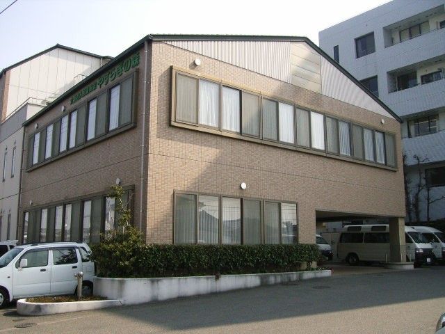 ゆったりとした外観の建物