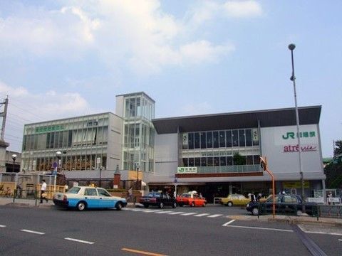 施設の近くには３階建ての駅ビルがある。駅内は商業施設となっているので、ショッピングやお食事を楽しめる。