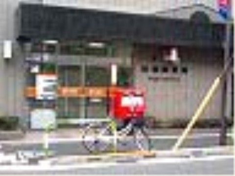 施設近くには、郵便局がある。ATMの利用や、保険の手続き、郵便局が提供するギフトの送付など広く利用できる。