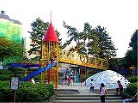 カラフルな遊具がそろった公園が、施設の近くにある。いつも子供たちが遊んでいるので、楽しい雰囲気がある。