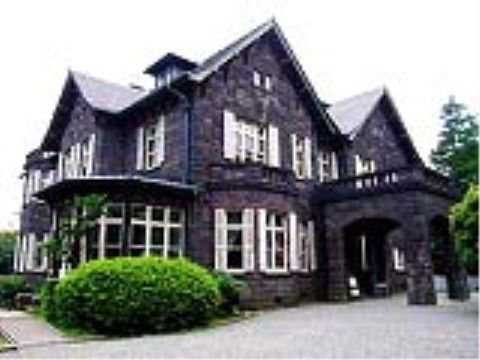 施設の近くには、豪奢な洋館と庭園がある。整備された庭園内を散歩したり、洋館内を観覧したりすることができる。