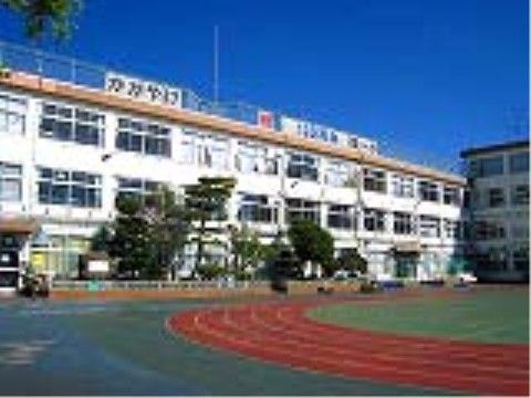 近隣には、小学校がある。中には広いグラウンドがあるので、地域の運動会などのイベントのために解放されている。