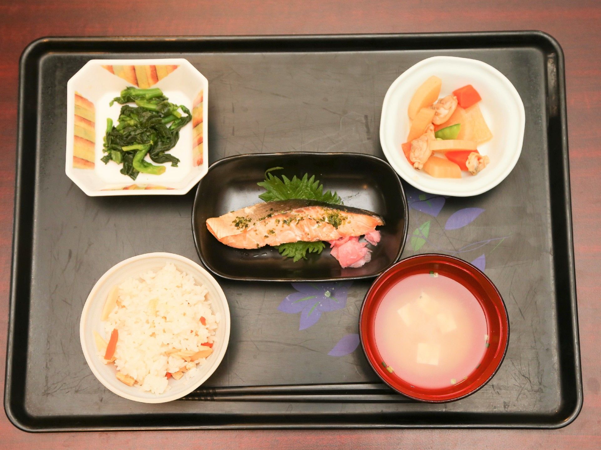 野菜中心の献立で魚料理もついており、栄養バランスが取れた食事になっている。ごはんも炊き込みご飯になっていて、野菜が取れるようになっている。