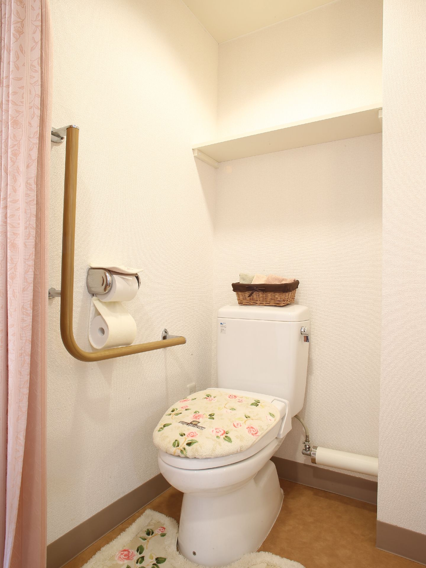 花柄のカバーがかけられ、かわいらしい雰囲気になっている。手すりがあり、出入り口はカーテンで仕切られている。