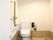 シンプルなトイレは清潔感があり、手すりがついているので安心して利用できる。広々としたスペースになっている。