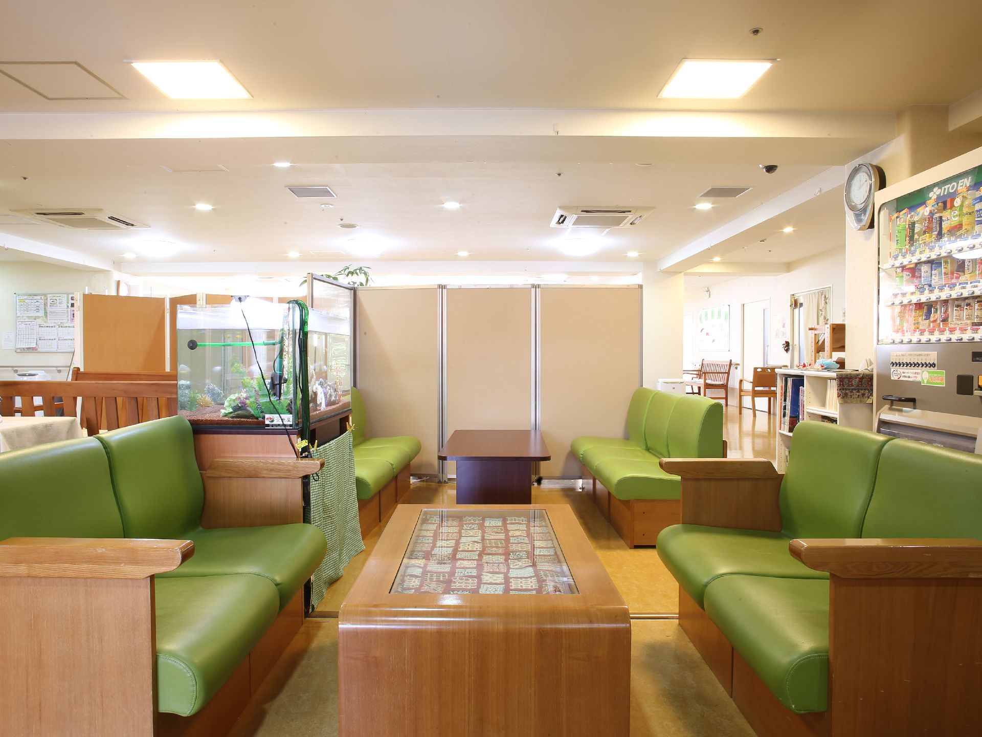 ゆったりと座ることができ、テーブルも設置されている。自動販売機もあり、家族や、入居者同士で会話を楽しむことができる。