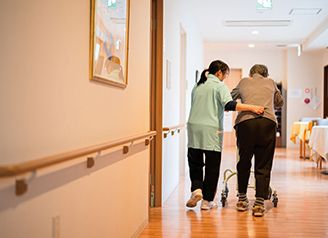 支援を受ける高齢者の廊下歩行
