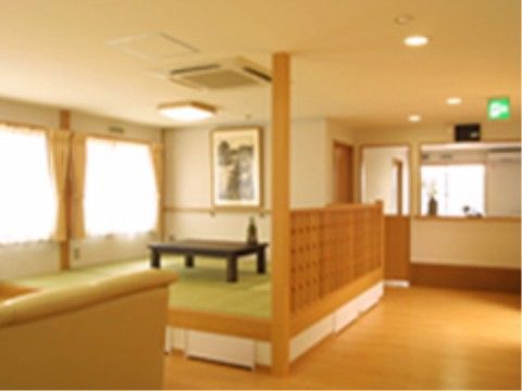 食堂横に日当たりの良い、畳スペースが設けられている。天井にエアコンや複数の丸い照明が取り付けられている。
