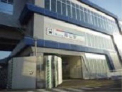 ３階建てのスタイリッシュな駅である。白を基調とした外壁に青いラインが入った建物で、目の前の道路に横断歩道がある。