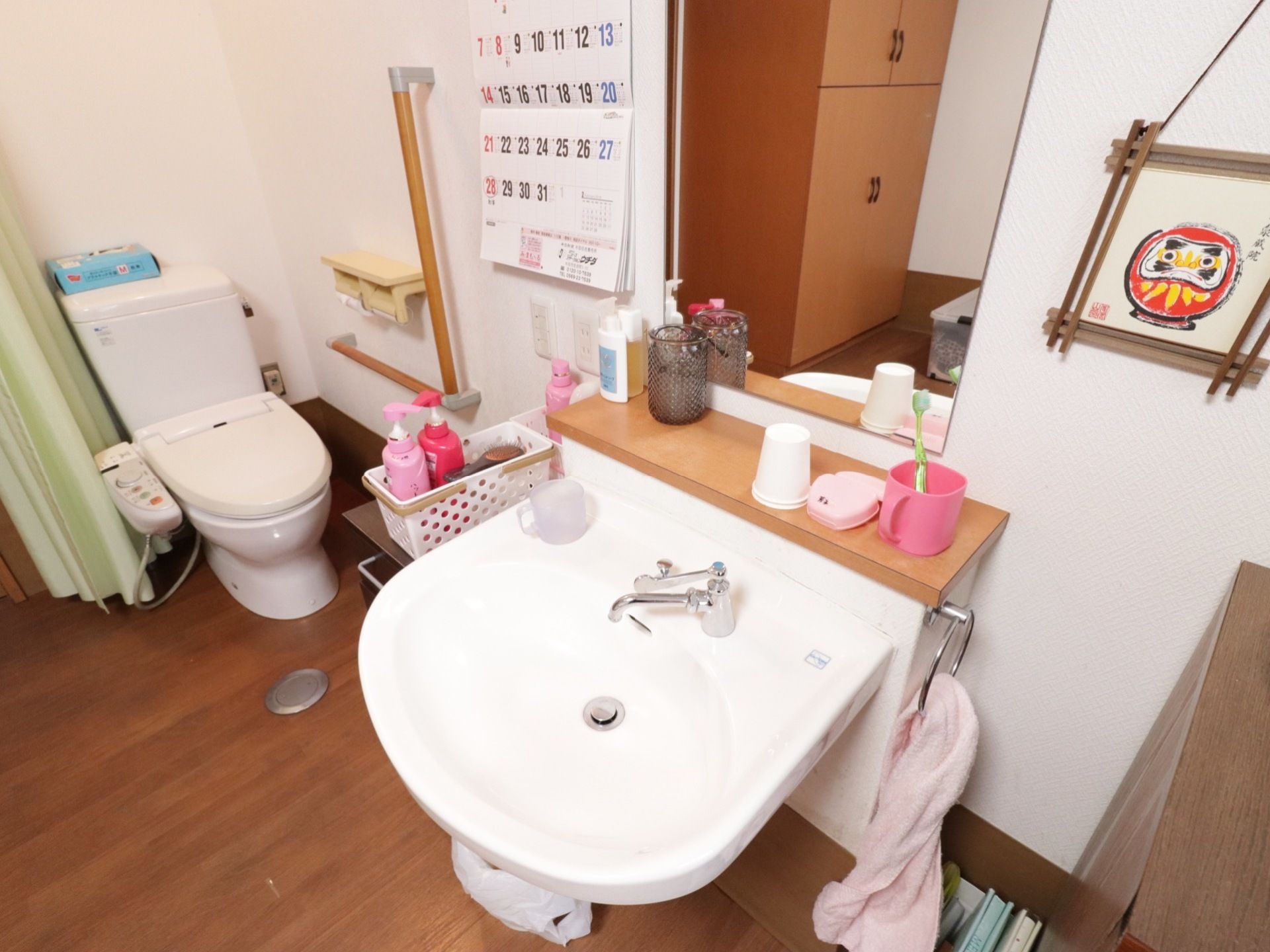 居室内にトイレと洗面台が設置されている。カーテンで仕切られているため、圧迫感が無く、開閉しやすいので便利である。