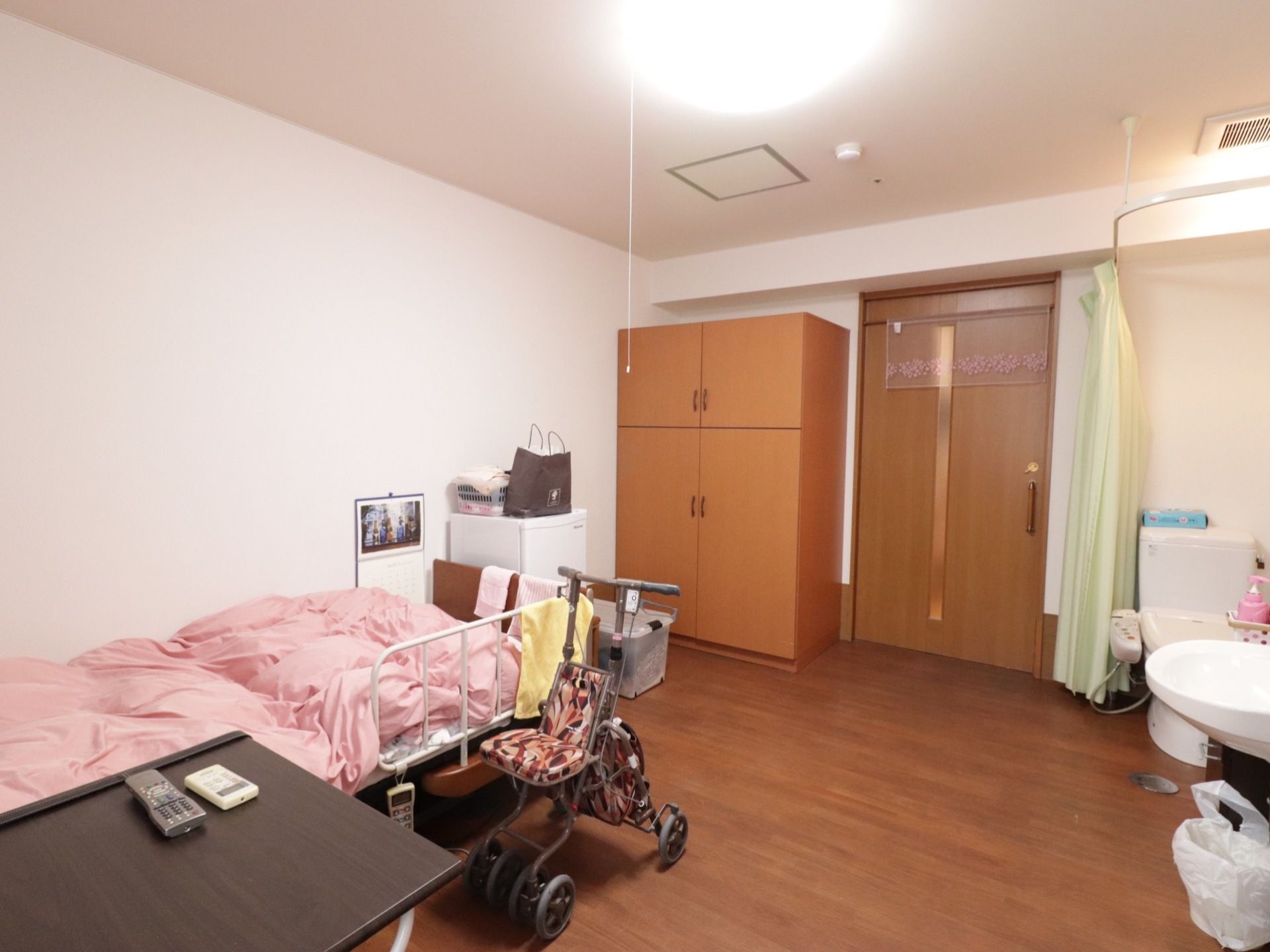 居室内に収納家具、トイレ、洗面台が設置されている。介護用ベッドを置いても十分な広さがある。居室内はバリアフリーである。
