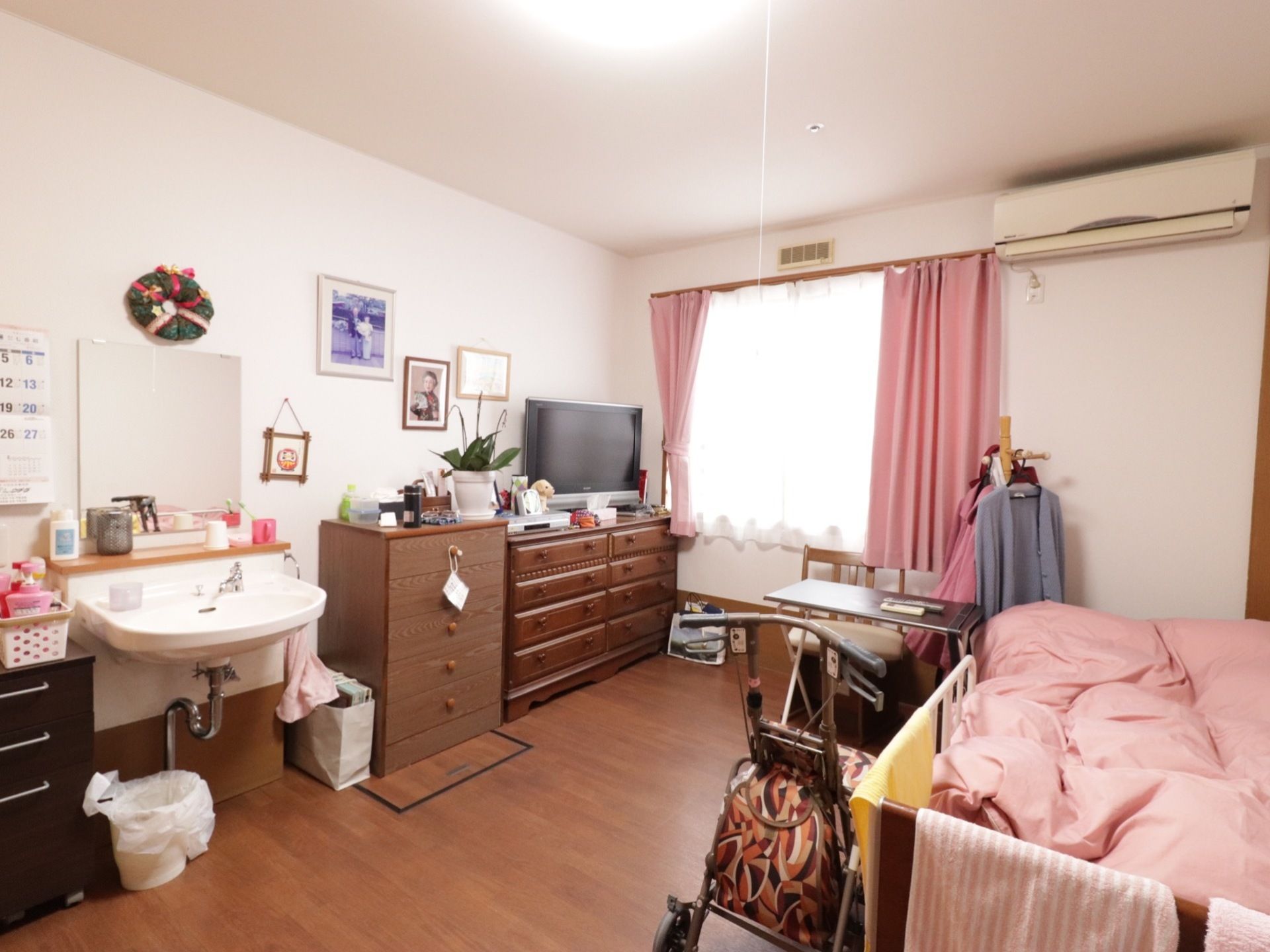 居室には窓が１か所あり、採光がある。エアコンが完備されている。臭い対策として、換気設備が整っている。