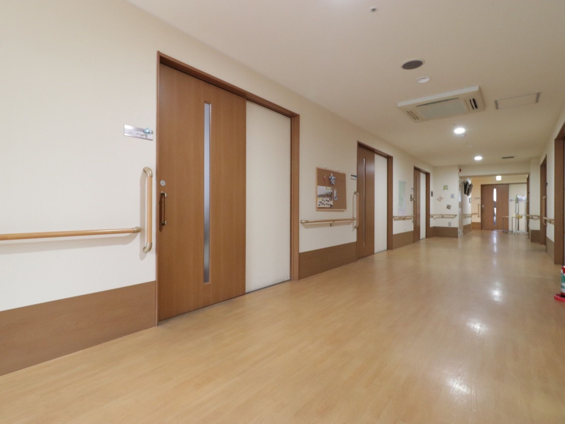 通路には、横型と縦型、２種類の手すりが設置されている。歩行時、扉の開閉時、それぞれの動作に必要な個所を考慮している。