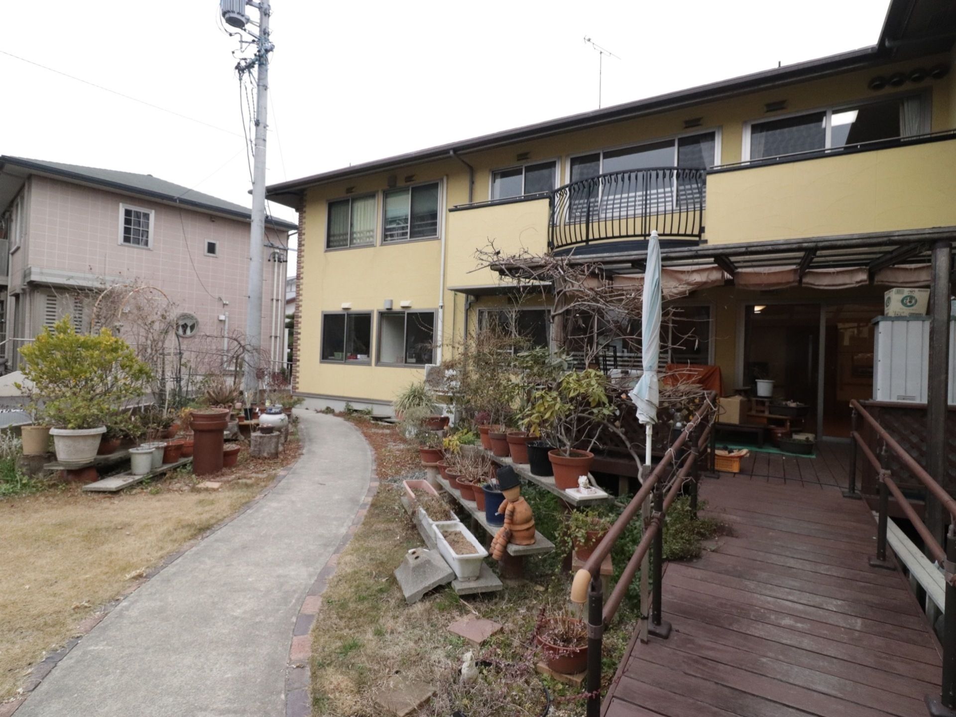 施設内には広々とした園芸スペースがあり、たくさんの植木鉢が並んでいる。希望者はガーデニングや野菜作りを楽しむことができる。