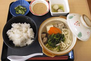 鍋焼きうどんとご飯ときゅうりの浅漬け