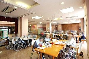賑やかな食事風景