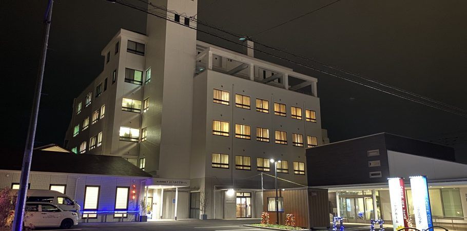 夜景に浮かぶ建物の外観