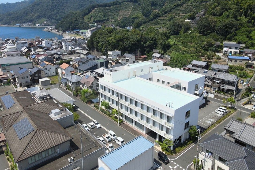 海に近い施設の外観