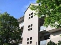 緑に囲まれた建物外観