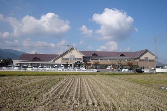 広々とした施設の外観