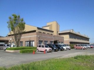 広々とした施設の外観