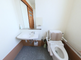 清潔で機能的なトイレの室内