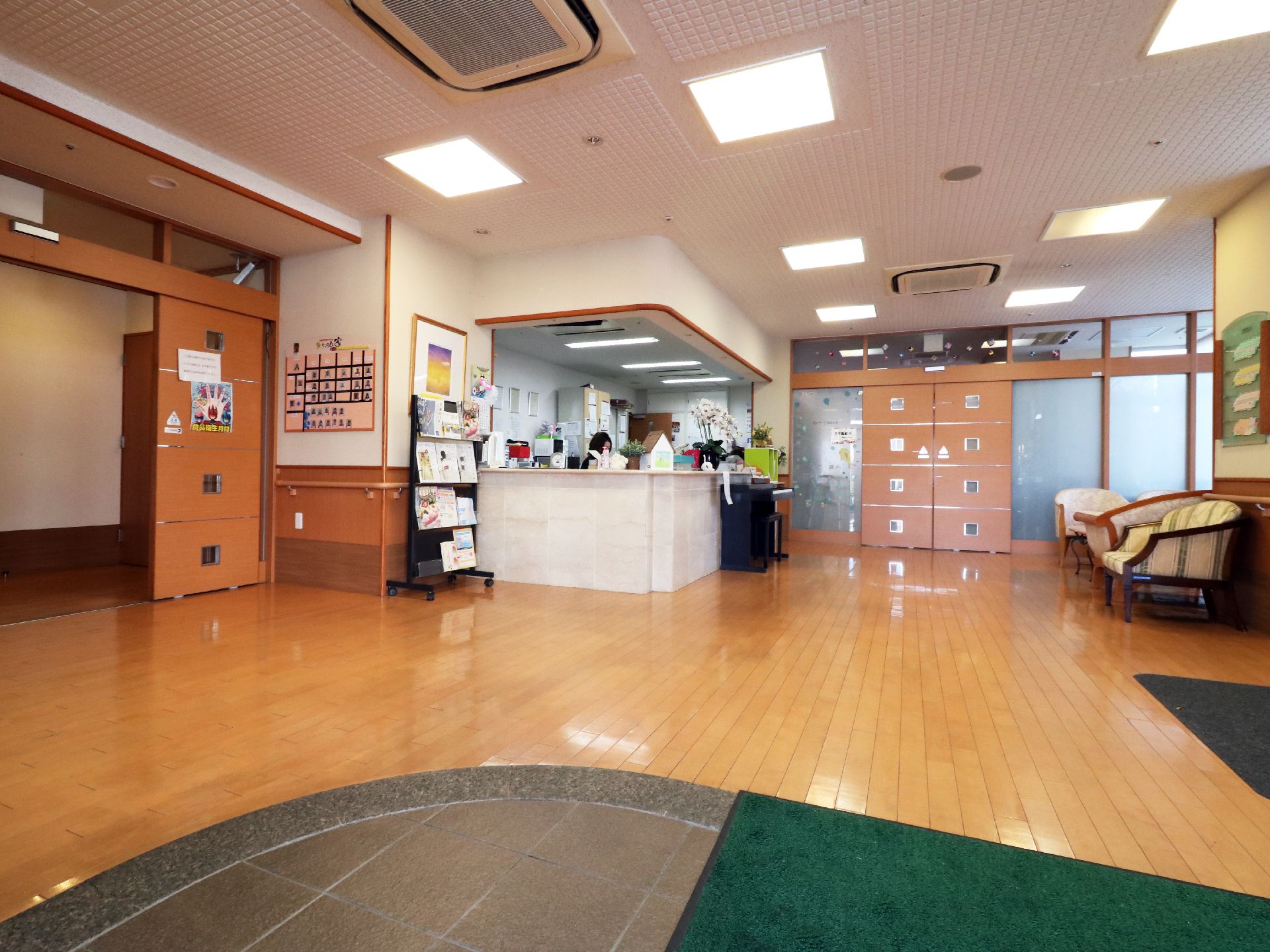 きれいなフローリングが特徴のエントランス。受付には常時スタッフが待機している。