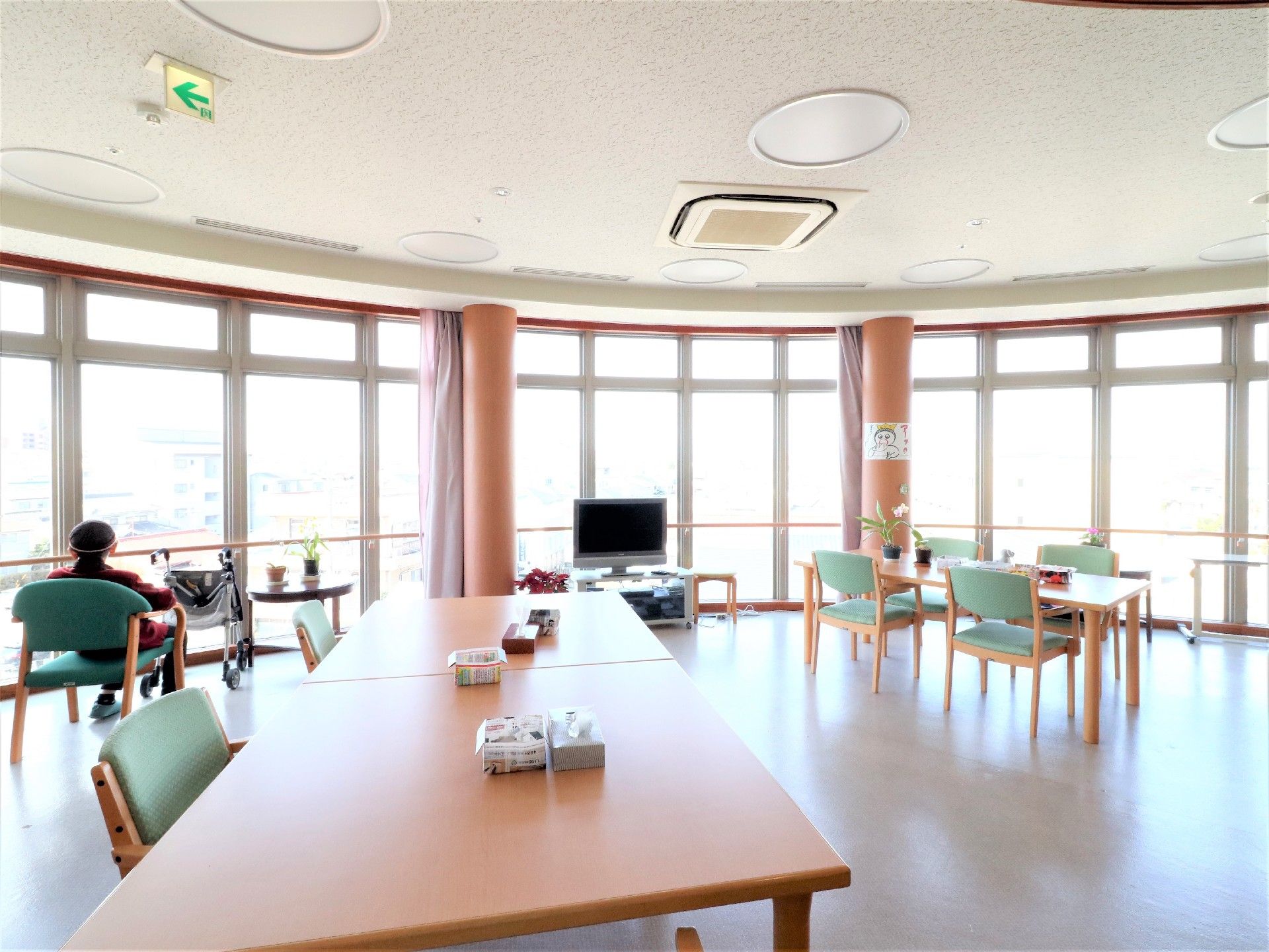安らぎと癒しをテーマにした明るい配色の空間で入居者同士や家族と団らんできる。アーチ状の大きな窓からは景色を楽しむことができる。