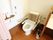 清潔感のあるトイレである。便器両側には手摺が設置してある。さらには背もたれもあり、安心して体を預けられる。