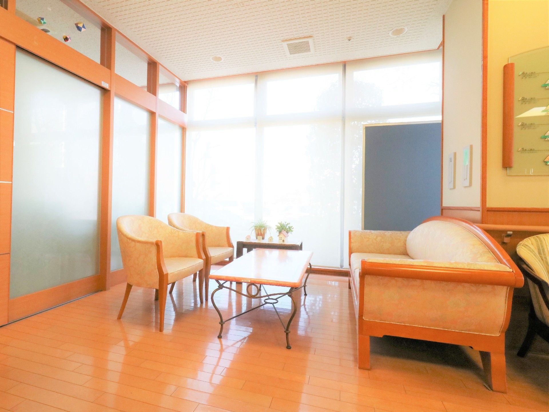 木目調の床と建具の温かみのある休憩スペースとなっている。椅子2脚にソファー1脚でゆったりと座る事が出来る。