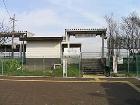 ホームの最寄り駅。公共交通機関を利用する場合には、JR列車に最寄り駅がある。主要駅とも繋がっているので、家族が電車で来訪できる。