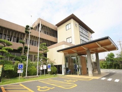 駅方面まで出ると、町役場がある。公共施設の利用や各種手続き、学習などの情報収集などで訪れる場所である。