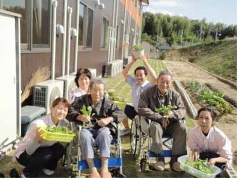 ホームの前の畑で野菜を作っている。収穫した野菜を、入居者様とスタッフで調理して食べる時間を楽しみにしている。