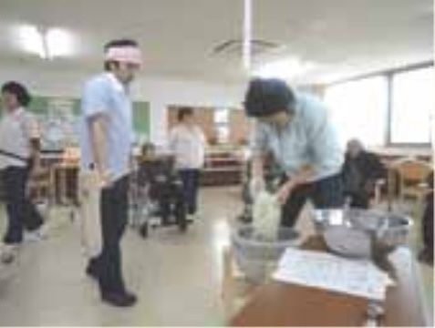 ホームの共有スペースで行う餅つきには、力に自身のある入居者様やスタッフが集まってくる。できた餅を食べる楽しみも共有できる。