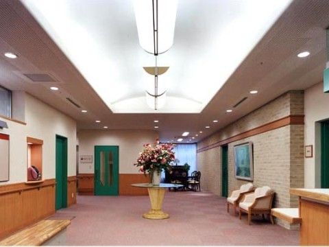 花を飾った明るく広いロビーは入居者様のくつろぎの場所として、またご家族様との団らんにもご利用いただける。