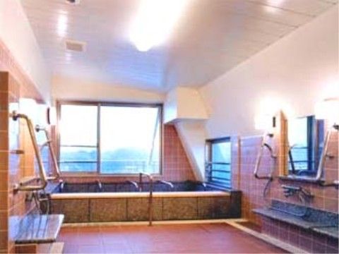 広々とした洗い場と浴槽を備えた大浴場があり、入居者様には温泉気分でゆったりとご入浴を楽しんでいただける。