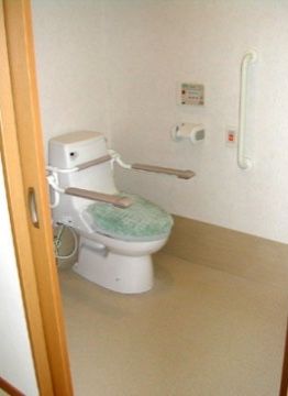 トイレは車椅子でのご利用も可能なように広いスペースを確保している。手すりや緊急ボタンも完備しており、安心してご利用いただける。