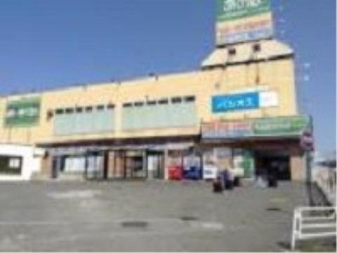当施設の近辺には100円ショップが入っているスーパーもあり、食品や日用品をご購入されるのに便利である。