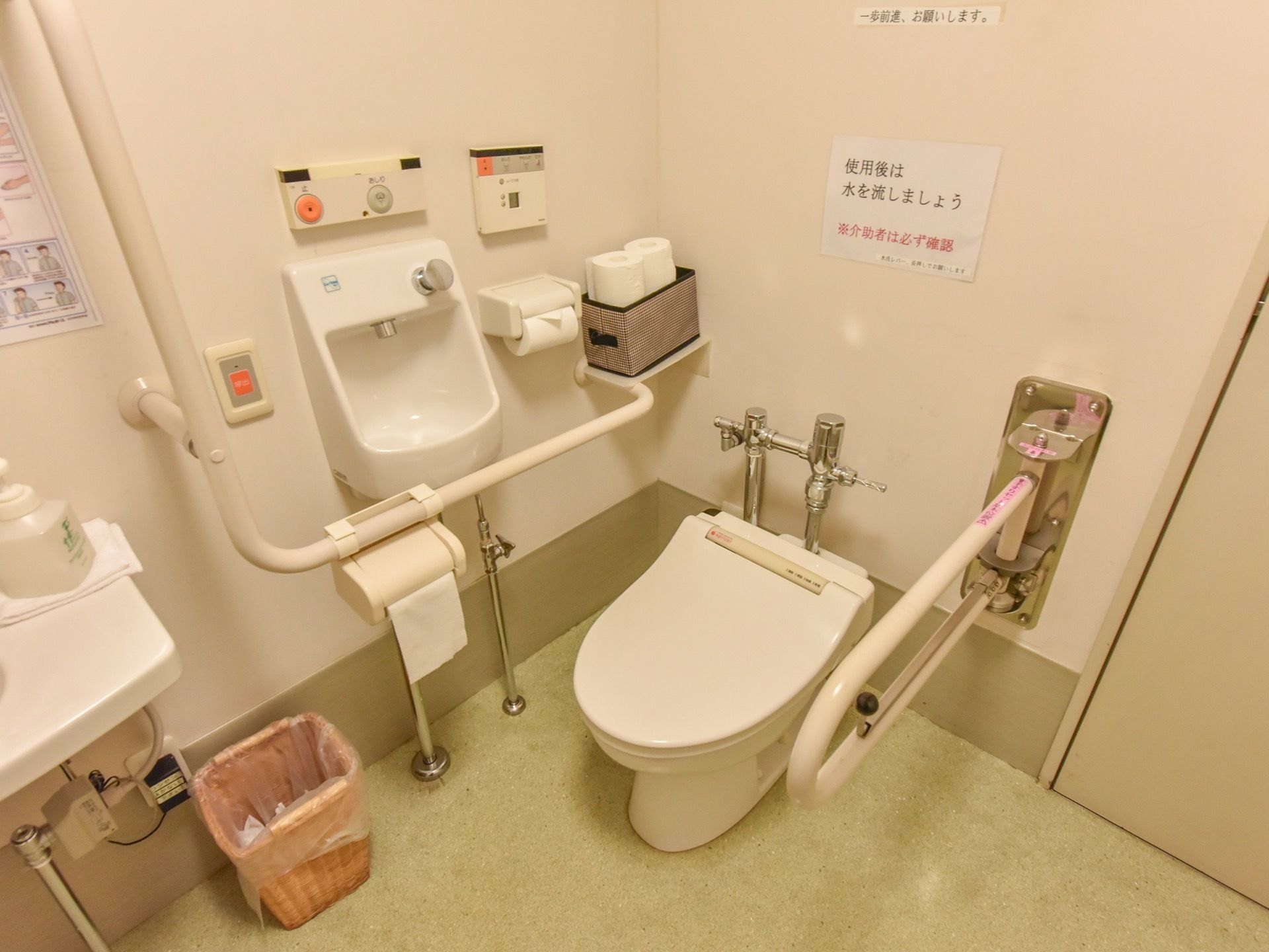 トイレの壁にある手洗器にはメッキ製で丸い形のボタンがるため、それを押すことにより容易に水を出すことができる。
